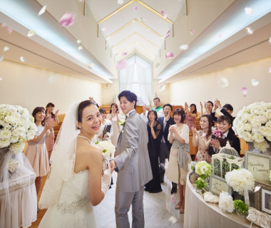 白を基調としたナチュラルな空間で、親しい人にかこまれるチャペル