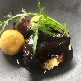 牛ほほ肉の赤ワイン煮込み