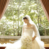 大きな窓から広がる新緑の景色がウエディングドレスの花嫁をさらに綺麗にひきたててくれます。