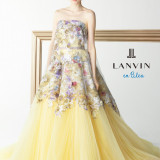 “LANVIN en bleu”らしい多色使いの刺繍が美しいチュール素材のドレス。
オーバードレスが取り外し可能です。