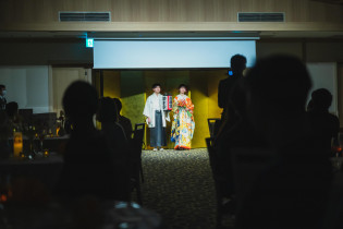 ムービー上映からお二人入場|大國魂神社 結婚式場の写真(55202853)