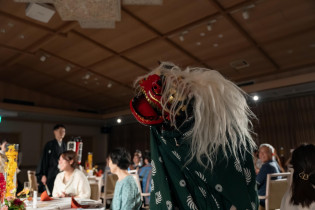 新郎新婦を先導する獅子舞の演出|大國魂神社 結婚式場の写真(55202099)