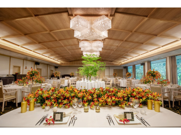 四季折々の景色が望める全面に広がる 【欅桂の間】