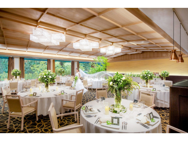 四季折々の景色が望める全面に広がる 【欅桂の間】