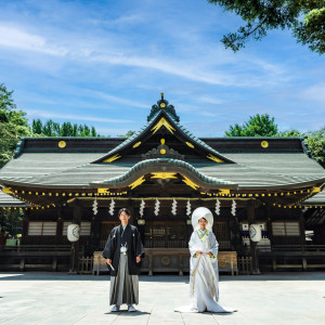 拝殿を背景に|大國魂神社 結婚式場の写真(50763526)