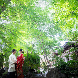 美しい緑が広がる境内で、皆様での素敵な思い出の一枚を|大國魂神社 結婚式場の写真(50074087)