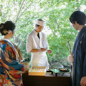 寿司職人がゲストの前で握る「江戸前寿司」|大國魂神社 結婚式場の写真(17026621)