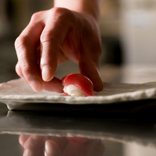 会場内で寿司職人が握るゲストに和のおもてなし