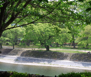 新緑鮮やかな季節は初夏の風景
矢部川の碧・楠も鮮やかな緑・青空
この三色のコントラストはゲストの方々すべてを魅了します