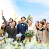 フラワーシャワー後にはゲスト全員が集まって集合写真を撮ってみても。