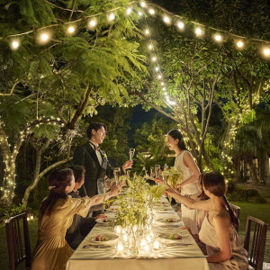 ガーデンで披露宴の実施も可能、夜はおしゃれなライトがつき、夜ロマンティックな空間に|THE LUIGANS Spa & Resort(ザ・ルイガンズ．スパ＆リゾート)の写真(54771702)