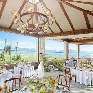 開放感抜群の全面ガラス張りの会場|THE LUIGANS Spa & Resort(ザ・ルイガンズ．スパ＆リゾート)の写真(54770914)