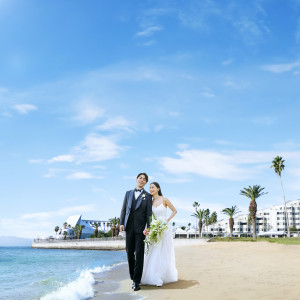 ドレスを着て海辺でロケーション撮影も叶う|THE LUIGANS Spa & Resort(ザ・ルイガンズ．スパ＆リゾート)の写真(52094548)