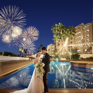 プールサイドでのロマンティックな花火の演出|THE LUIGANS Spa & Resort(ザ・ルイガンズ．スパ＆リゾート)の写真(54773875)