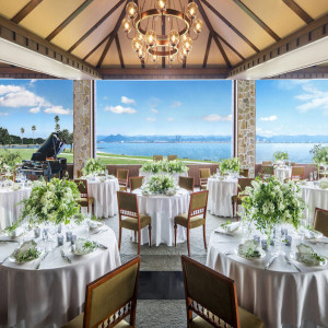ガラス張りの会場からは自慢の海を愛でる|THE LUIGANS Spa & Resort(ザ・ルイガンズ．スパ＆リゾート)の写真(52093893)