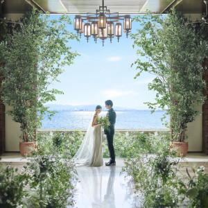 永遠の愛を誓うチャペル。過度な装飾は控えグリーンで統一された空間は大切なセレモニーの場所として記憶に残る。|THE LUIGANS Spa & Resort(ザ・ルイガンズ．スパ＆リゾート)の写真(54794590)