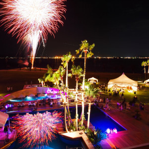 おふたりの結婚式のフィナーレは花火。プールに映る花火もとてもロマンチック|THE LUIGANS Spa & Resort(ザ・ルイガンズ．スパ＆リゾート)の写真(32464349)