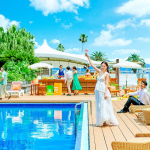 青空とプールのリゾート感溢れる空間で乾杯！|THE LUIGANS Spa & Resort(ザ・ルイガンズ．スパ＆リゾート)の写真(30966891)
