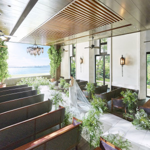 バージンロードの正面からは輝く海の景色と自然光が降り注ぐ特別な景色。|THE LUIGANS Spa & Resort(ザ・ルイガンズ．スパ＆リゾート)の写真(51757662)