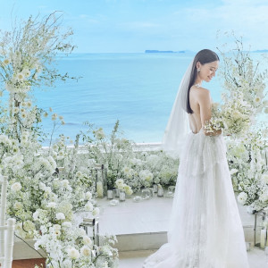 オーシャンビューをバックにドレス姿の写真を特別な雰囲気で|THE LUIGANS Spa & Resort(ザ・ルイガンズ．スパ＆リゾート)の写真(51757978)