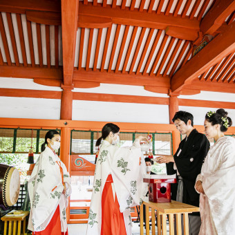 香椎宮・箱崎宮、太宰府天満宮など神社での神前式後の披露宴も可能。送迎バスまで無料手配。