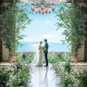 緑溢れるガーデンと一面に広がる海に囲まれた温かみのある挙式会場