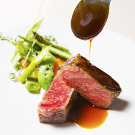 メインディッシュのお肉はソースを目の前でおかけする演出。ひとりひとりのご希望に合わせた焼き加減でご提供。大切なゲストへのおもてなし。
