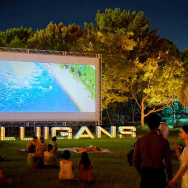 屋外で大きなスクリーンでの映像上映が可能！唯一無二の思い出に