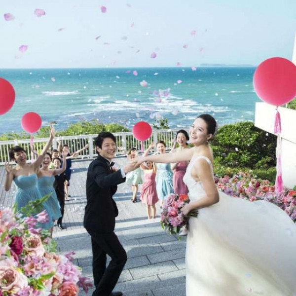 海をバックに大階段でのフラワーシャワー