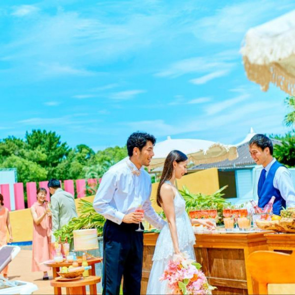 プールサイドでデザートブッフェもできちゃう！