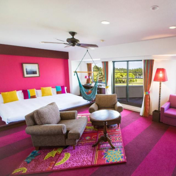 バラガンキディルームは鮮やかでセンスフルな色使いのオーシャンビューの客室。