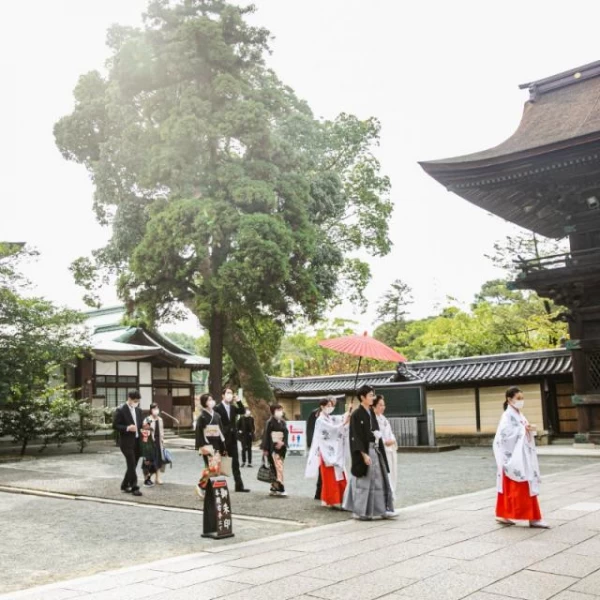 参列者とともに歩む花嫁行列