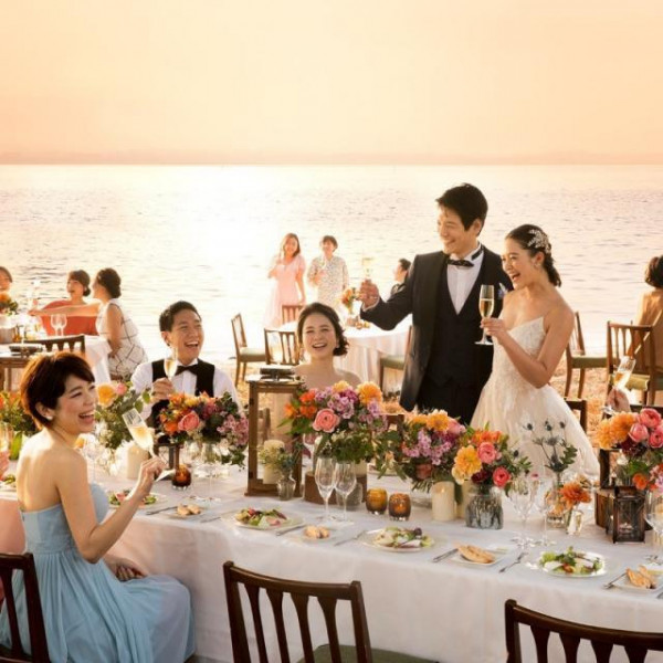 海のロケーションバックに会食可能