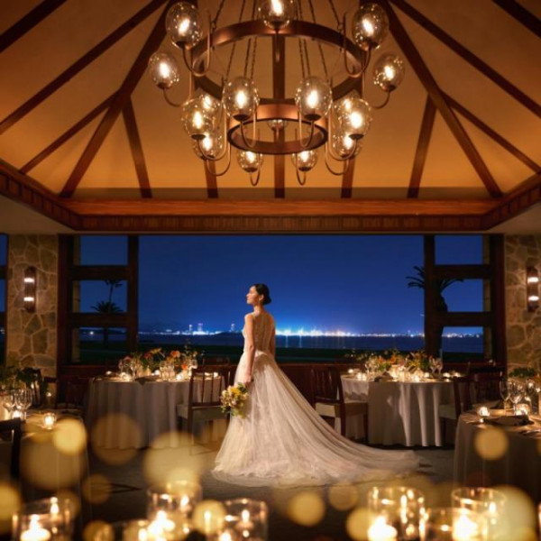 夜景を眺めながらロマンティックな雰囲気に