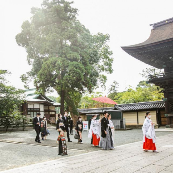 参列者とともに歩む花嫁行列