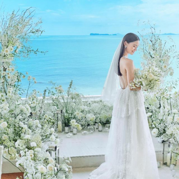 絶景の海をバックにこだわりのドレスのお写真を