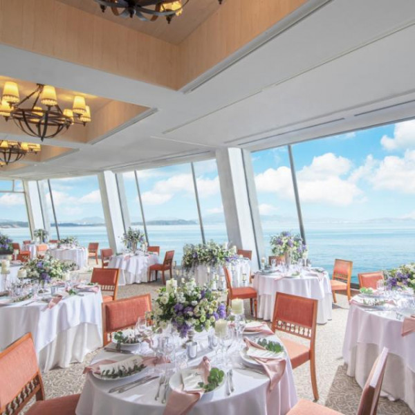 まるで船上パーティーのような贅沢なロケーションを眺めながら過ごす披露宴