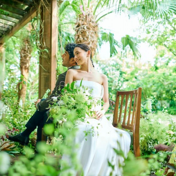 本物の緑の中で、こだわりのドレスでのお写真を