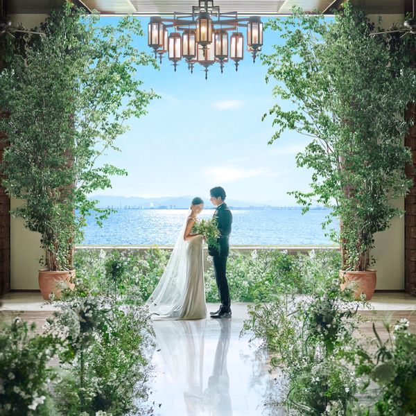 グリーンと木目調のチャペルからは自然光が差し込む温かい空間が広がる|THE LUIGANS Spa & Resort(ザ・ルイガンズ.スパ&リゾート)の写真(61991619)