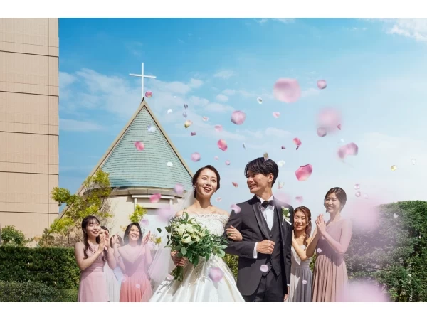 【チャペル】清楚な白を基調にしたやわらかな自然光と照明による光の演出