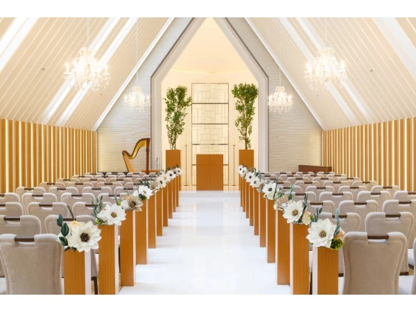 【チャペル】清楚な白を基調にしたやわらかな自然光と照明による光の演出