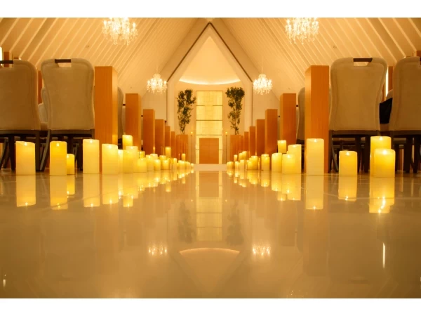 【チャペル】清楚な白を基調にしたやわらかな自然光と照明による光の演出