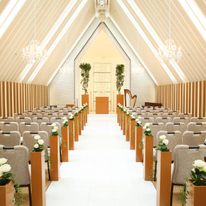 自然光の入るチャペルで白に統一された清楚な雰囲気|ホテルオークラ福岡の写真(44691448)