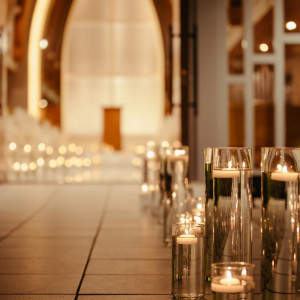 中庭から続くバージンロードにキャンドルを|JR九州ステーションホテル小倉の写真(56418227)