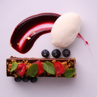 チョコレートとベリーを使ったパティシィエの自信作です。バニラアイスを添えて・・・