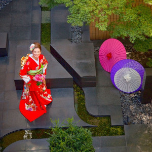 赤地が美しい引振袖が映える黒の大理石の中庭|千草ホテルの写真(4932301)
