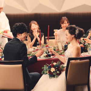 高級感のある赤と流しテーブルでハレの場を演出します|千草ホテルの写真(6317332)