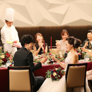 高級感のある赤と流しテーブルでハレの場を演出|千草ホテルの写真(9195934)
