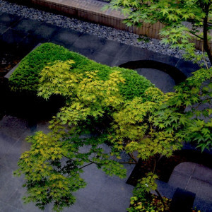 季節感のある在原業平の百人一首の歌碑がある中庭|千草ホテルの写真(4932427)