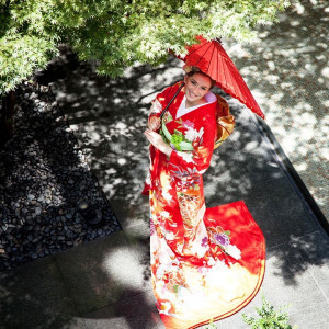 赤地の引振袖には赤の番傘で|千草ホテルの写真(4932365)